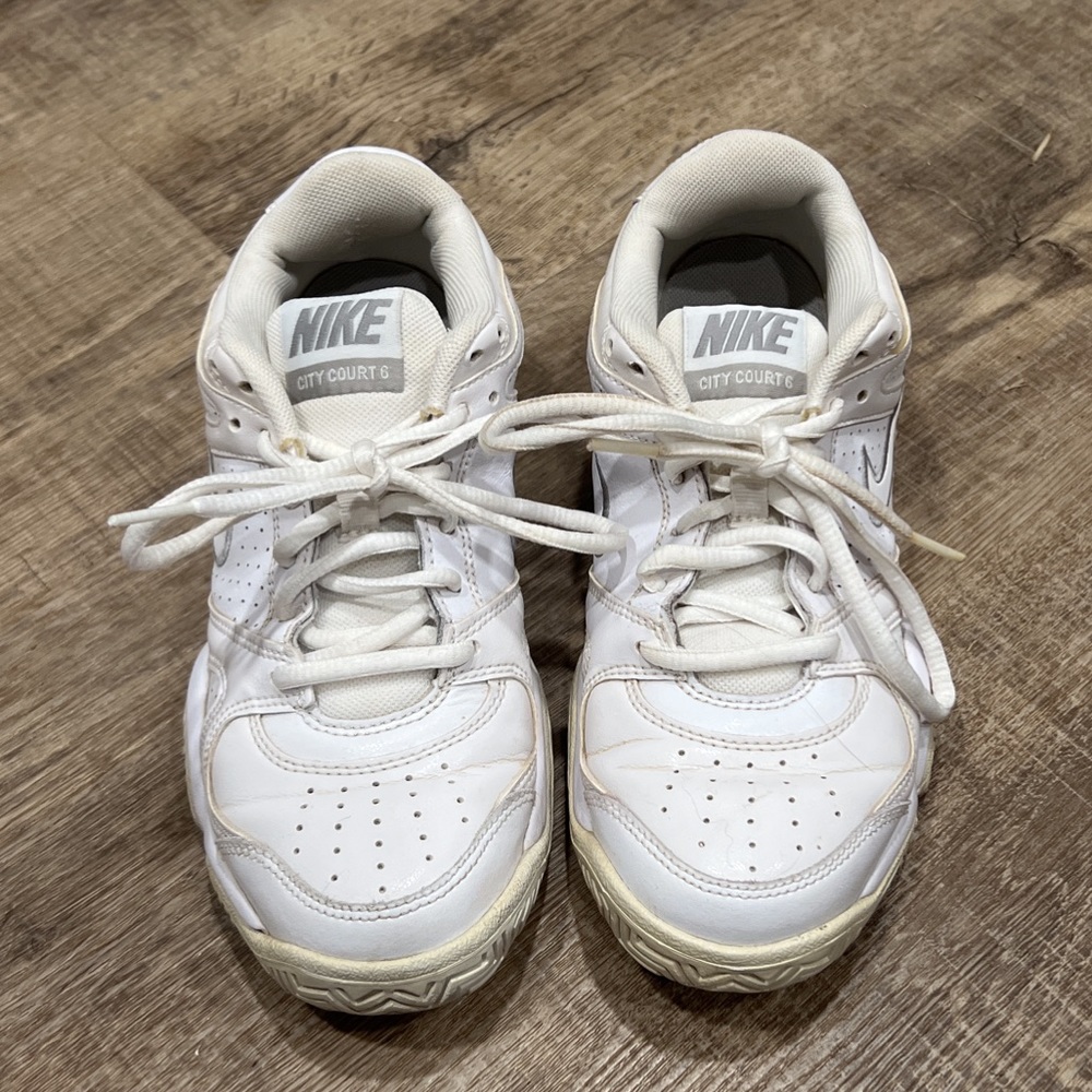 WHITE NIKE COURT 6 WOMEN’S SNEAKER. SIZE: 6.5